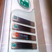 Plaque alu gravé et sérigraphié, sur support verre