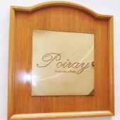 Plaque laiton sur fond bois