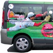 Véhicule de transport sportif , décor réalisé en covering partiel, vinyl micro perforé sur les parties vitrées